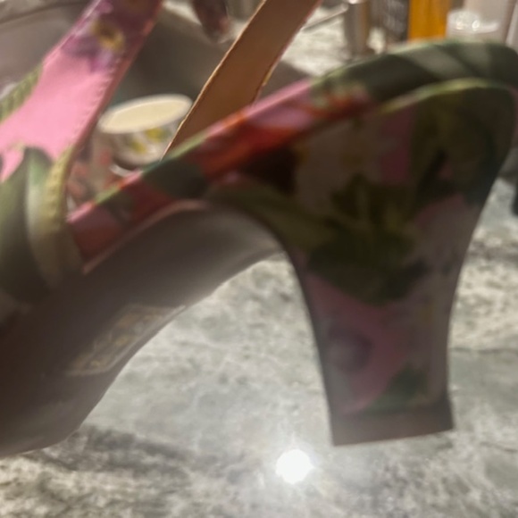 J Renee Pink Floral Bow Pattern Singback Shoe. BRAND NEW NEVER WORN!!! Size 9 M - Picture 11 of 16